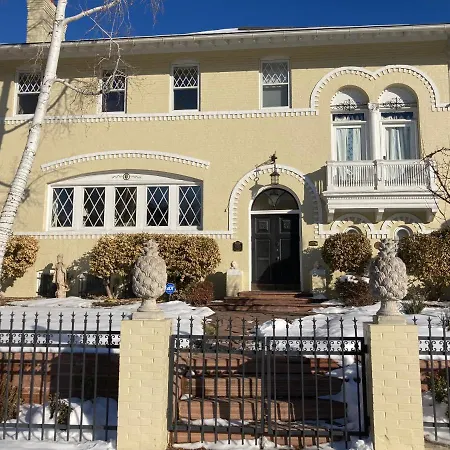 Pineapple House, Romantic 3 Bed 2 Bath Apt, Sleeps 6! Private Balcony! City Center! Free Parking!